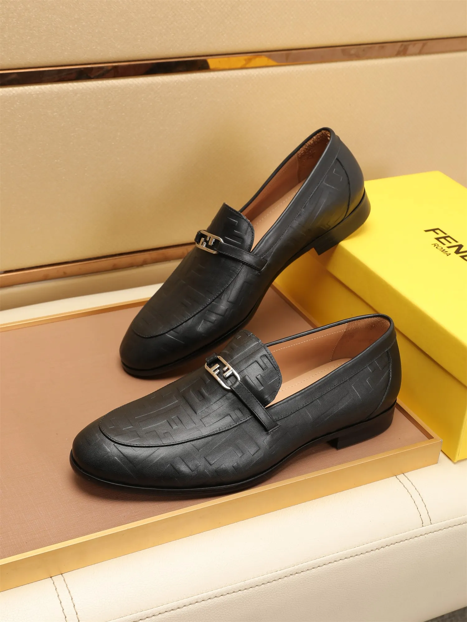 Men's shoes💰460 🕷🕷【FENDI】The latest men's formal leather shoes🇨🇳Classic series not to be missed💯The first layer is made of imported first-layer cowhide☘Original quality, the leather is smooth and delicate🎋Awesome version, perfect streamlined outline🍇Cowhide lining, size 38-44 (customized at 45.46)...